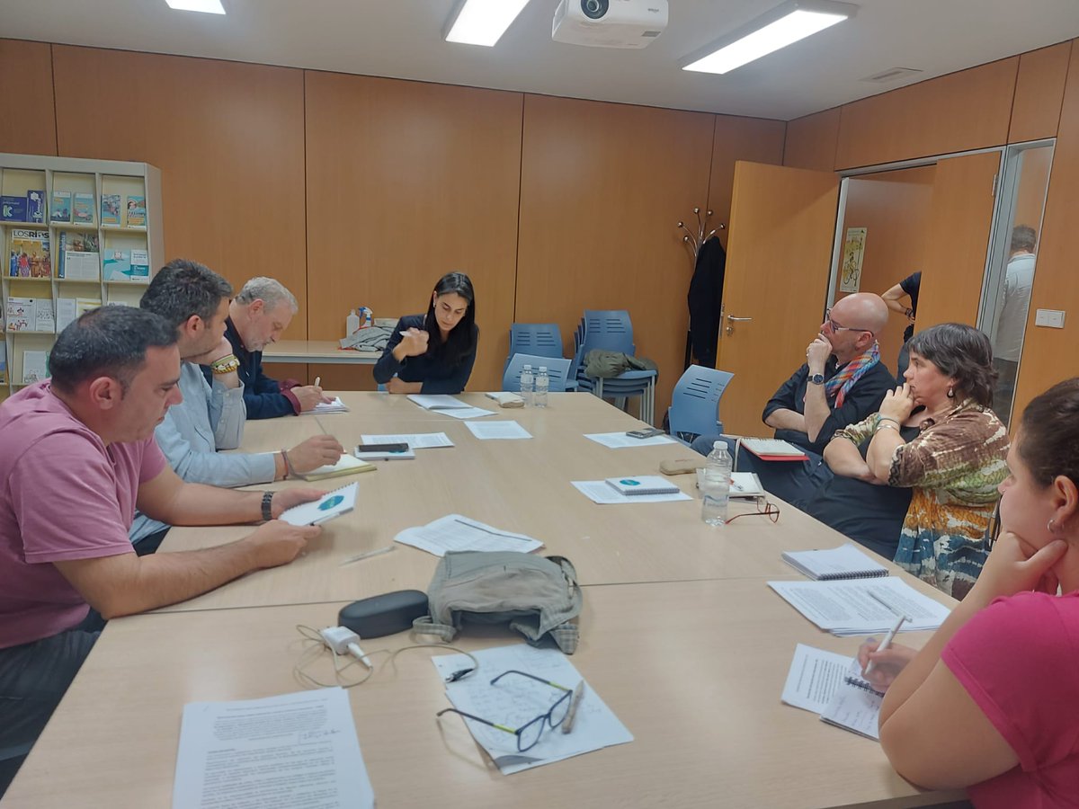 Talde handia lanean lanbide arteko II. Topaketan, Hezkuntza Sisteman Gizarte Hezkuntza artikulatuko duen esparru-dokumentu bat egitearen alde

Gran equipo trabajando en el II encuentro interprofesional elaborando un doc marco que articule la Educacion Social en el Sist. Educativo