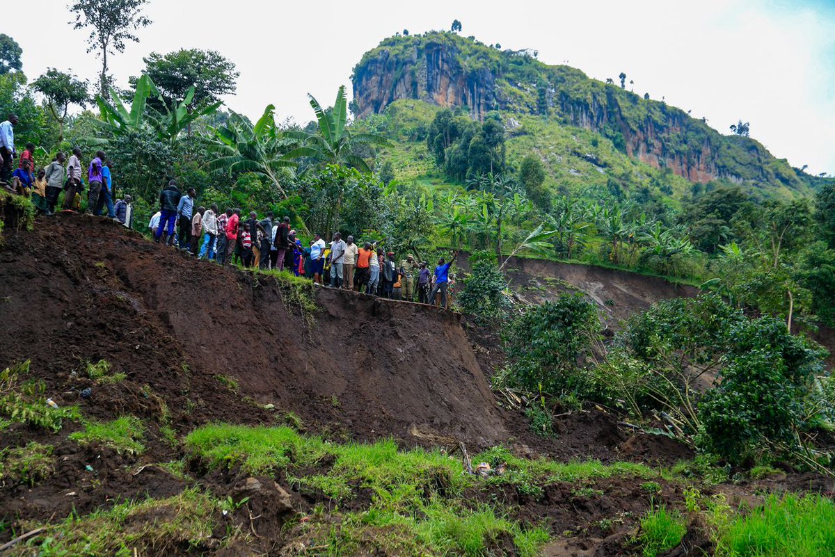 Beinomugisha_'s tweet photo. As we continue to experience heavy rains, Communities in the landslides and flood prone areas are advised to continue being on alert, look out for the warning signs of floods and landslides- cracks on the surface and inform authorities.
#DisasterPreparednessUG https://t.co/0WiTyAPcMN
