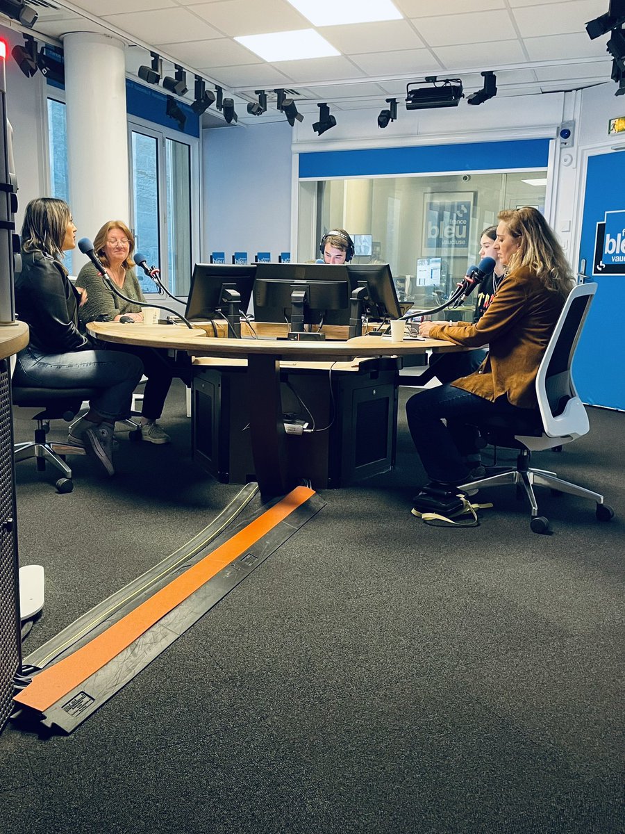 En direct, ce matin sur @FranceBleuVaucluse avec <a href="/AilhasV/">AILHAS VAUCLUSE</a> &amp; <a href="/OrangePACA/">Orange PACA</a> pour parler de lutte contre le #cyberharcèlement. 🎙️
