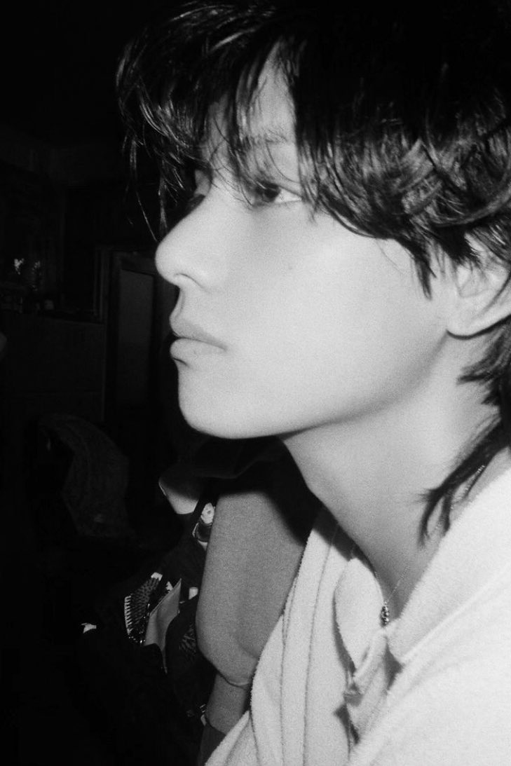 VE___tae___1230's tweet photo. #V  #2024MAMAVOTE  🖤 https://t.co/kxPV6FMFwF
