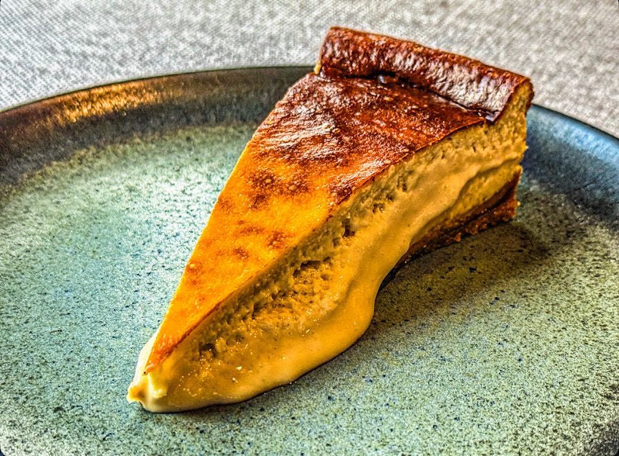 No hay restaurante que no tenga en su carta de postres la tarta de queso. La que empezó a poner de moda este estilo de tarta de horno, es la del restaurante #LaViña #Donosti pero se ha popularizado
En nuestra web las tartas que más nos han gustado: 
gastroplanet.es/portada-princi…