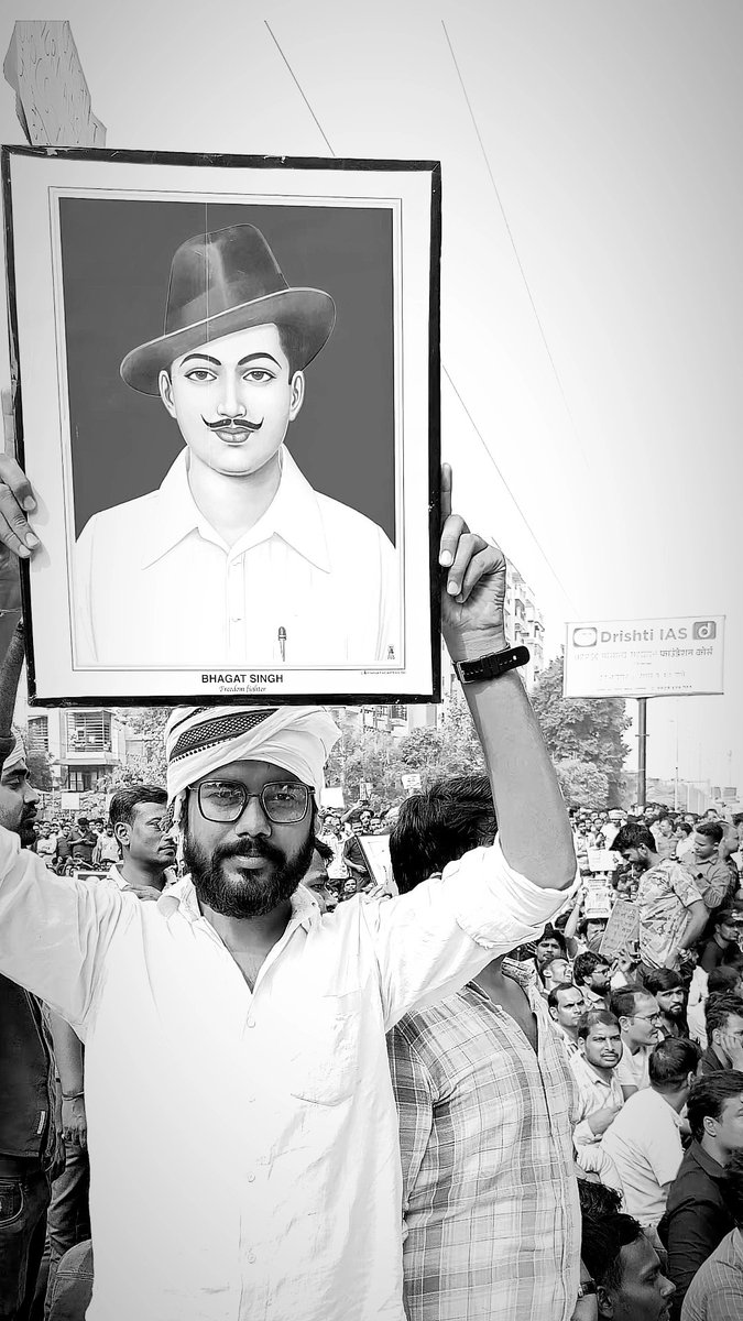AnkitYadavUP's tweet photo. UPPCS और RO-ARO परीक्षा के अभ्यर्थी आज प्रयागराज में लोक सेवा आयोग के समक्ष विरोध प्रदर्शन कर रहे हैं।हमारी मांग है कि दोनों परीक्षाएं एक ही दिन में आयोजित की जाएं। अभ्यर्थी नॉर्मलाइजेशन के किसी भी रूप को स्वीकार करने के लिए तैयार नहीं हैं।#UPPSC_ROARO_ONESHIFT 
#No_Normalisation https://t.co/T473g5fbfb