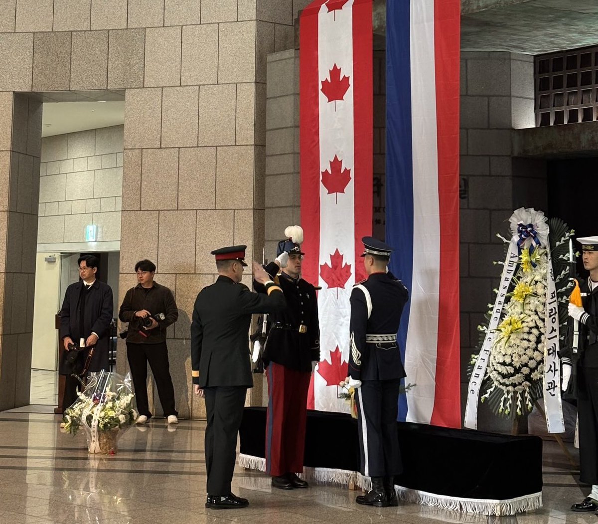 UN_Command_DCDR's tweet image. Honored to represent the #UNC at the Remembrance Day ceremony last Friday alongside Canadaian and French partners at the @KorWarmemorial. We remember the sacrifices that paved the path to peace. Lest we forget. #RemembranceDay