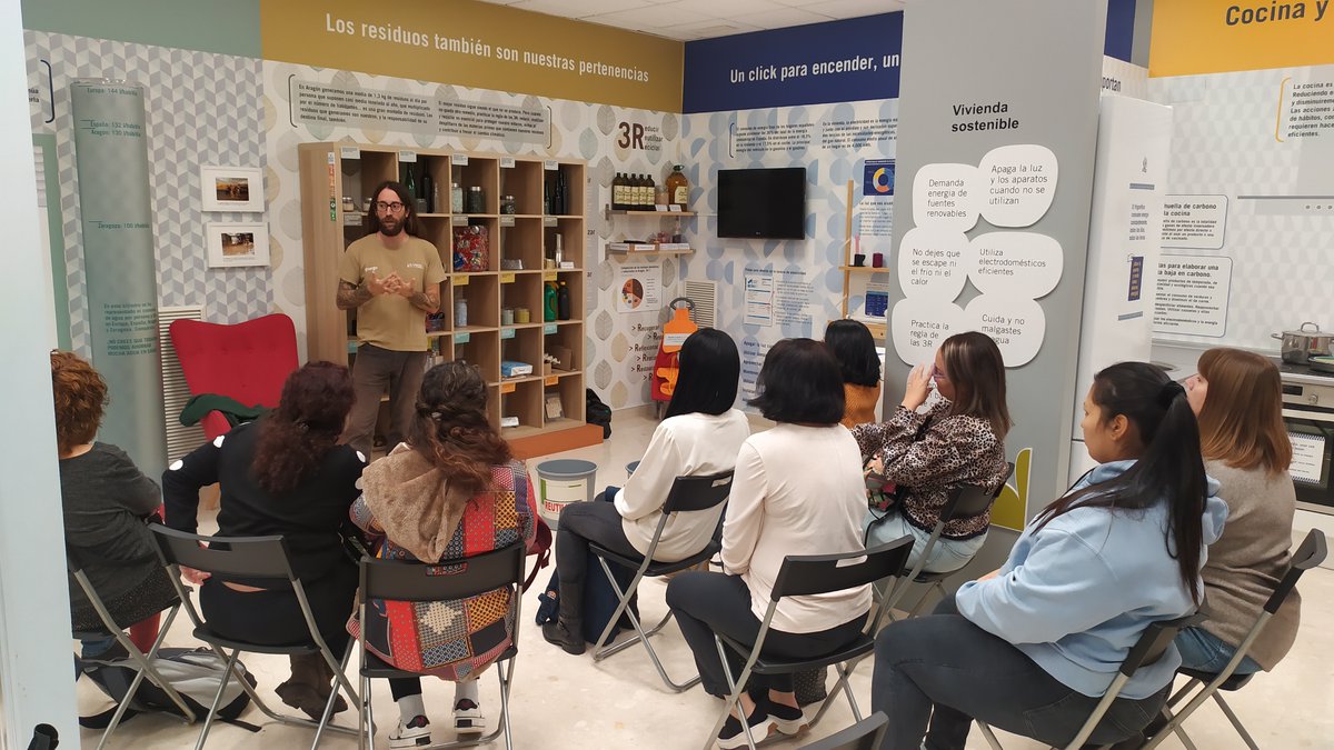 FundacionDfa's tweet photo. 👉 #FIISTAtiende visita @calleindiscreta
📌 Participantes #ProgramaExperiencial atención sociosanitaria a personas en domicilio reciben #formación en #EconomíaCircular
Más info➡https://t.co/HDVZxDKChy
* FIIS T-Atiende: Plan #Formación para #Empleo @GobAragon a través @Inaempleo https://t.co/aVgpshh4Z2