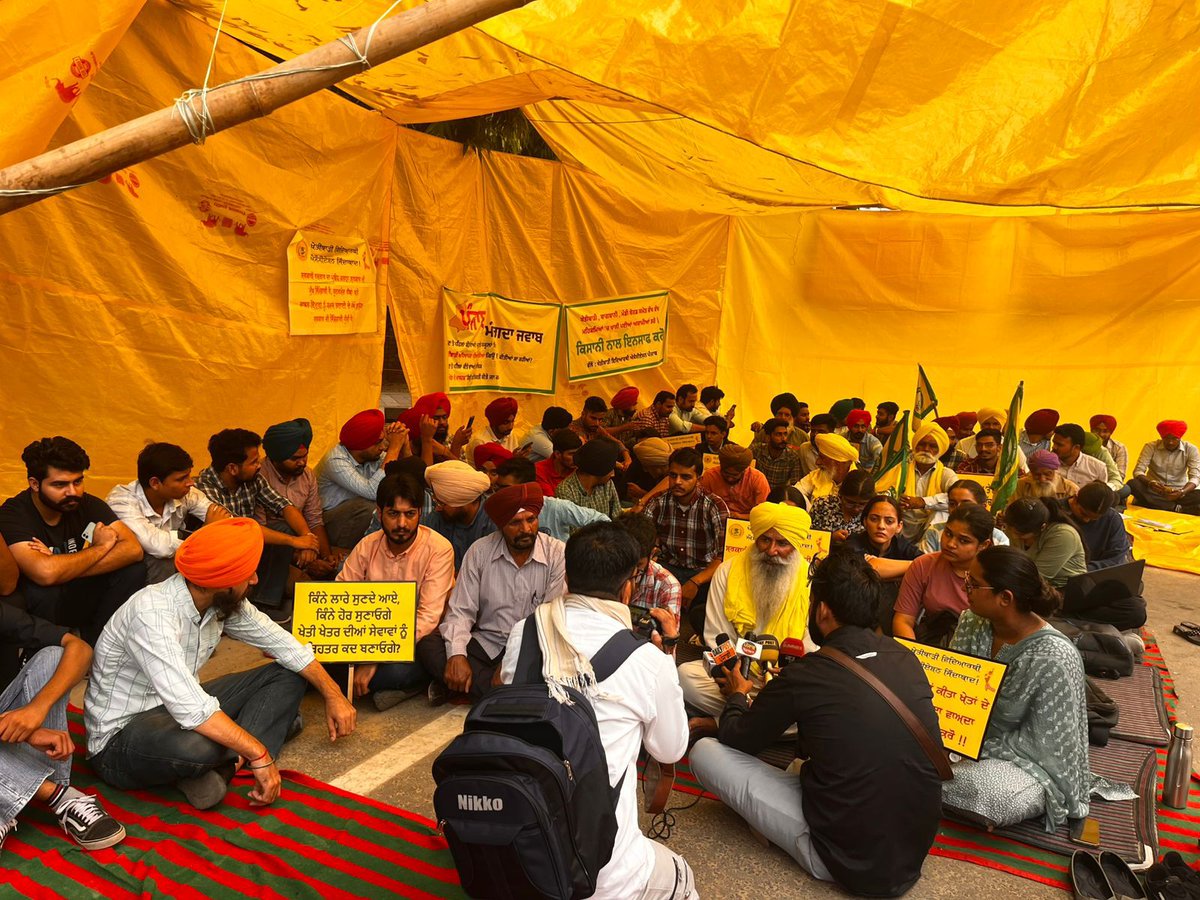 ASAPagri's tweet photo. The BKU Ugrahan Farmers Union are supporting the Agricultural Students Association Punjab who are are holding a protest at Gate No. 1 for employment rights. Farmers are standing strong with us, and today at 2 PM, teachers from DTF will join us too. Leave everything and join the movement—victory will be ours! 

#KhetaDeMaster #MakeAgricultureSubjectCompulsory 
@GurmeetKhudian 
@RajaBrar_INC 
@BhagwantMann
