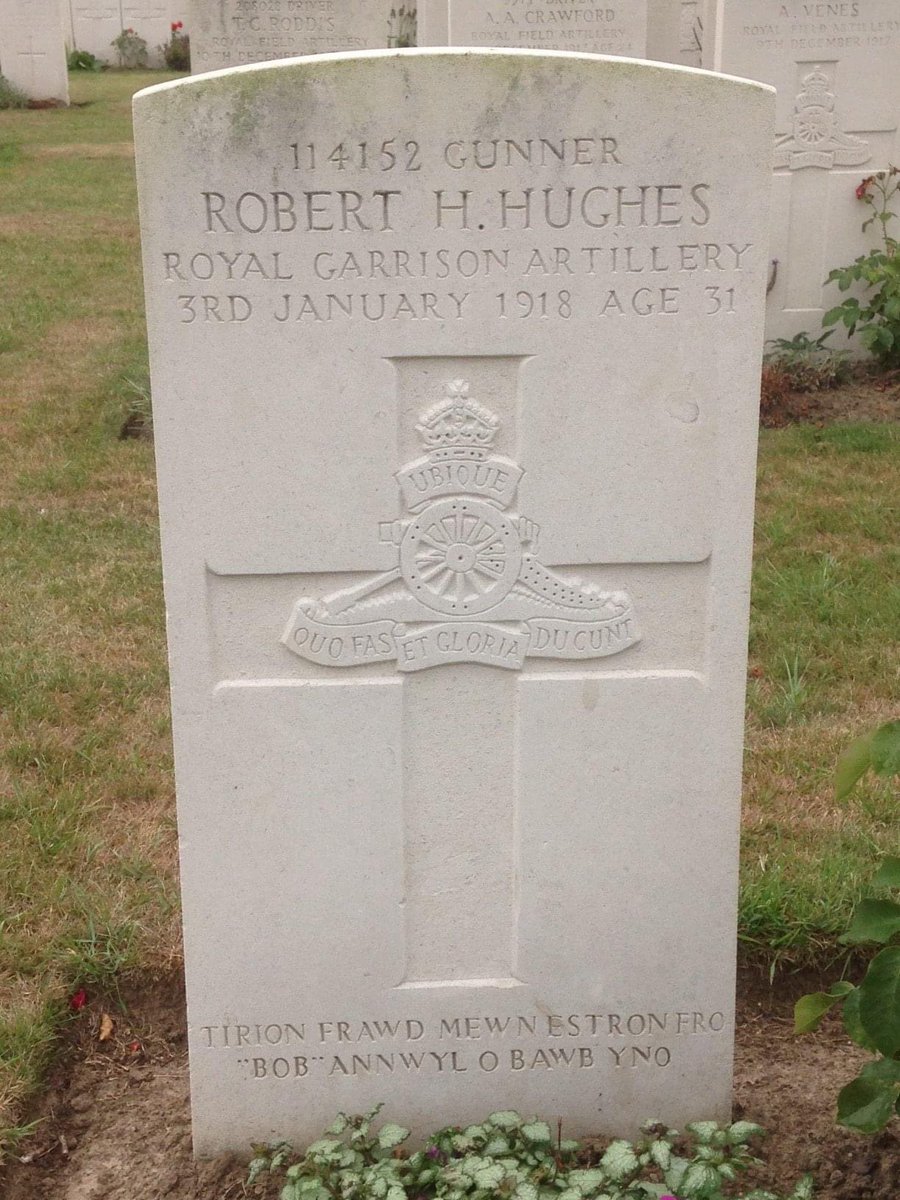 BeddEnglyn's tweet photo. Bedd Robert H. Hughes, Ty Nant, Nantlle yn Ypres/Ieper/Wipers, Gwlad Belg.

Ymddengys ei enw hefyd ar gofeb Chwarel Pen yr Orsedd, Nantlle.

'Tirion frawd mewn estron fro,

"Bob" annwyl o bawb yno.' https://t.co/jJ3o7CjkDb