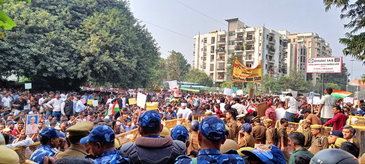 AnkitYadavUP's tweet photo. UPPCS और RO-ARO परीक्षा के अभ्यर्थी आज प्रयागराज में लोक सेवा आयोग के समक्ष विरोध प्रदर्शन कर रहे हैं।हमारी मांग है कि दोनों परीक्षाएं एक ही दिन में आयोजित की जाएं। अभ्यर्थी नॉर्मलाइजेशन के किसी भी रूप को स्वीकार करने के लिए तैयार नहीं हैं।#UPPSC_ROARO_ONESHIFT 
#No_Normalisation https://t.co/T473g5fbfb