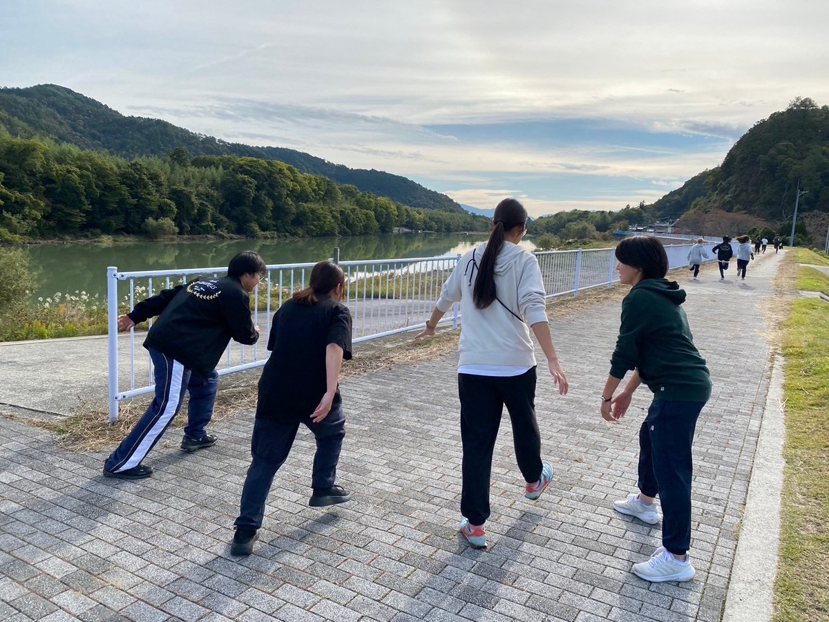 zaurus2019's tweet photo. こんばんは!
運動の秋が到来して、私たちの活動もやりやすい季節になりました…
次の本番は東海オープンです!
応援してくださる方に見て良かったと思っていただけるような素晴らしいショーをお届けできるように精一杯頑張ります!
#吉祥院ザウルス
#SETAM https://t.co/XfEzKljlBR