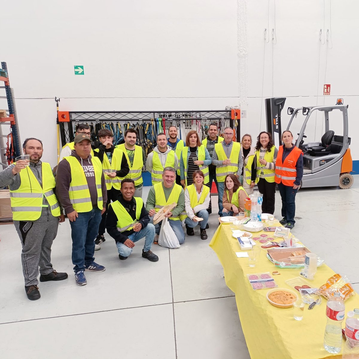 ✨🥪 ¡Formarse también tiene sus buenos momentos!

En esta formación de carretillas elevadoras, nos tomamos un merecido descanso para una buena merendola y recargar energías. 🍪☕ ¡Gracias a todos los que participaron y siguen confiando en Prevenfor! 🙌
