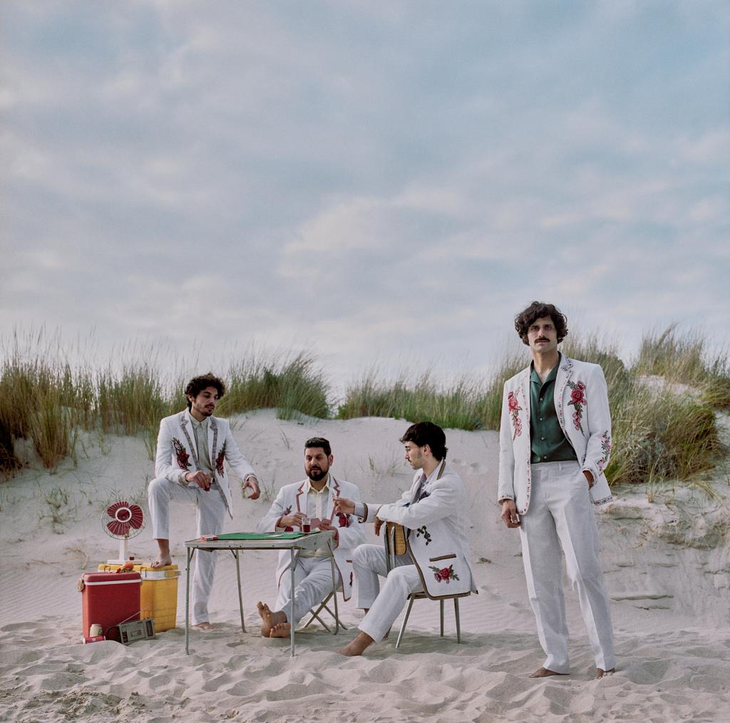 🪇 Chegou a hora dunha das bandas de pop-rock galego con máis proxección dos últimos tempos! Eles son  Momboi e rebordan de estilo, tenrura e melodía. Para gozar deles, apunta!

📍Este sábado 16 de novembro, na sala Sónar.
Tamén estará Bisonte facendo da súa maxia ✨