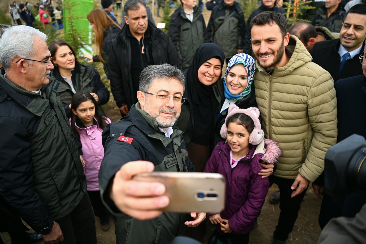 🌲 Bugün toprakla buluşturduğumuz fidanlar, "Geleceğe Nefes, İnsanlığa Nefes" oluyor.

📍 81 ilimizde binlerce vatandaşımızın katılımıyla diktiğimiz bu fidanların, insanlığa nefes ve başta Gazze olmak üzere mazlum coğrafyalarımıza umut olmasını diliyorum.

👏 11 Kasım Millî
