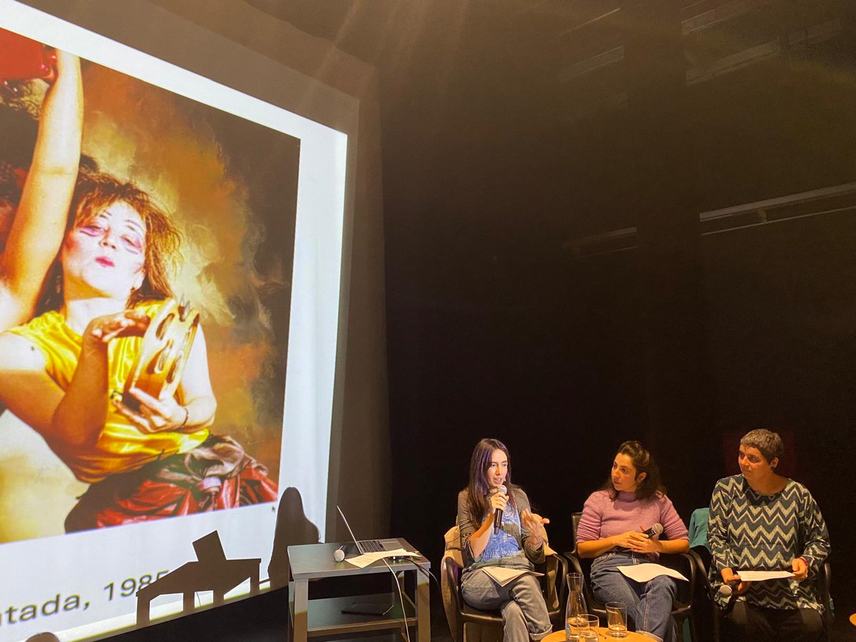 Jone Rubio eta Irati Majuelo Iratxe Retolazak gidatutako ‘Gorputz artistikoak eta literarioak espazio publikoan: desplazamendu feministak’ mahai ingurua ospatu zen ostiralean Oiartzunen. Hitzen Lihoak antolatuta <a href="/HitzenL/">Hitzen Lihoa</a>