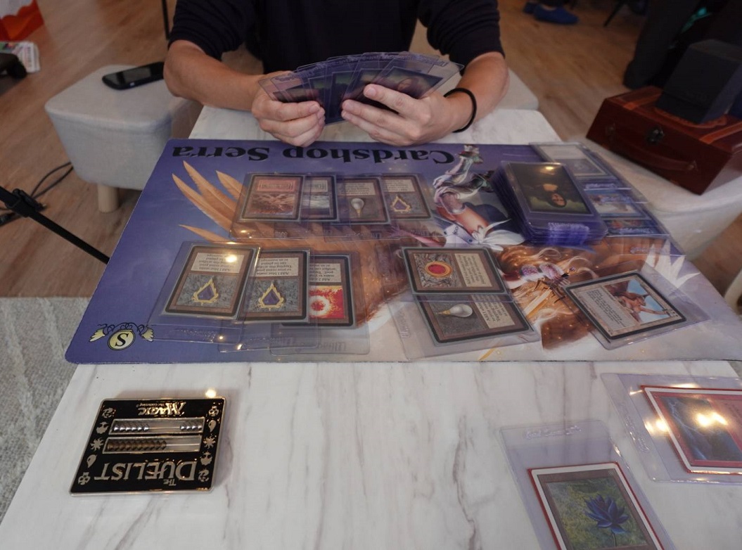 CardshopSerra's tweet image. 新しい『こらむ』を公開しました。

今回は店主がα４０のイベントに行った時のお話。
大量の黒枠パワー9や、2桁枚数のアルファ版《稲妻》がデッキに入っている様は圧巻の一言です。

α４０交流会参戦記
cardshop-serra.com/material/colum… #mtg #Cardshop_Serra #alpha40