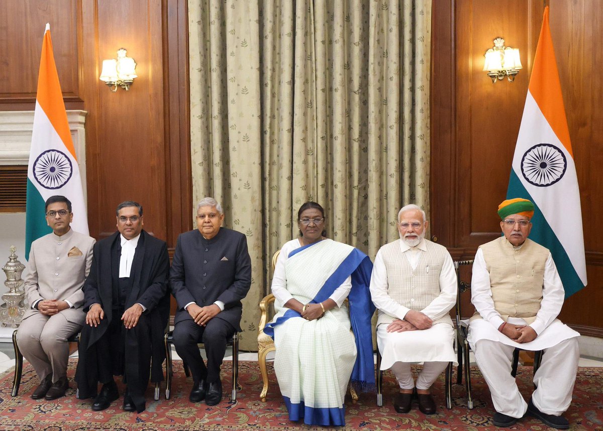 sonalgoelias's tweet photo. Congratulations to the Justice Shri Sanjeev Khanna Sir for taking oath as the 51st Chief Justice of India 🇮🇳

This is a momentous occasion, 
and I extend my best wishes for an accomplished tenure 🙏 https://t.co/qLZ4jbq2K0