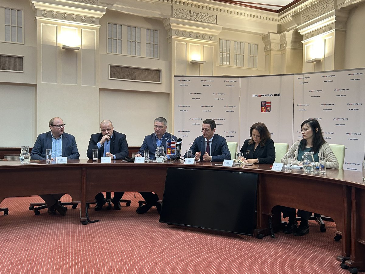 Porodnice v Ivančicích končí. Hejtman JMK Jan Grolich a ředitel Martin Pavlík oznámili, že se nepovedlo stabilizovat provoz Gynekologicko - porodnického oddělení a do konce měsíce zavře. Na sál už rodičky nepřijímají, péči i práci pro 21 zaměstnanců prý zajistí FN Brno.