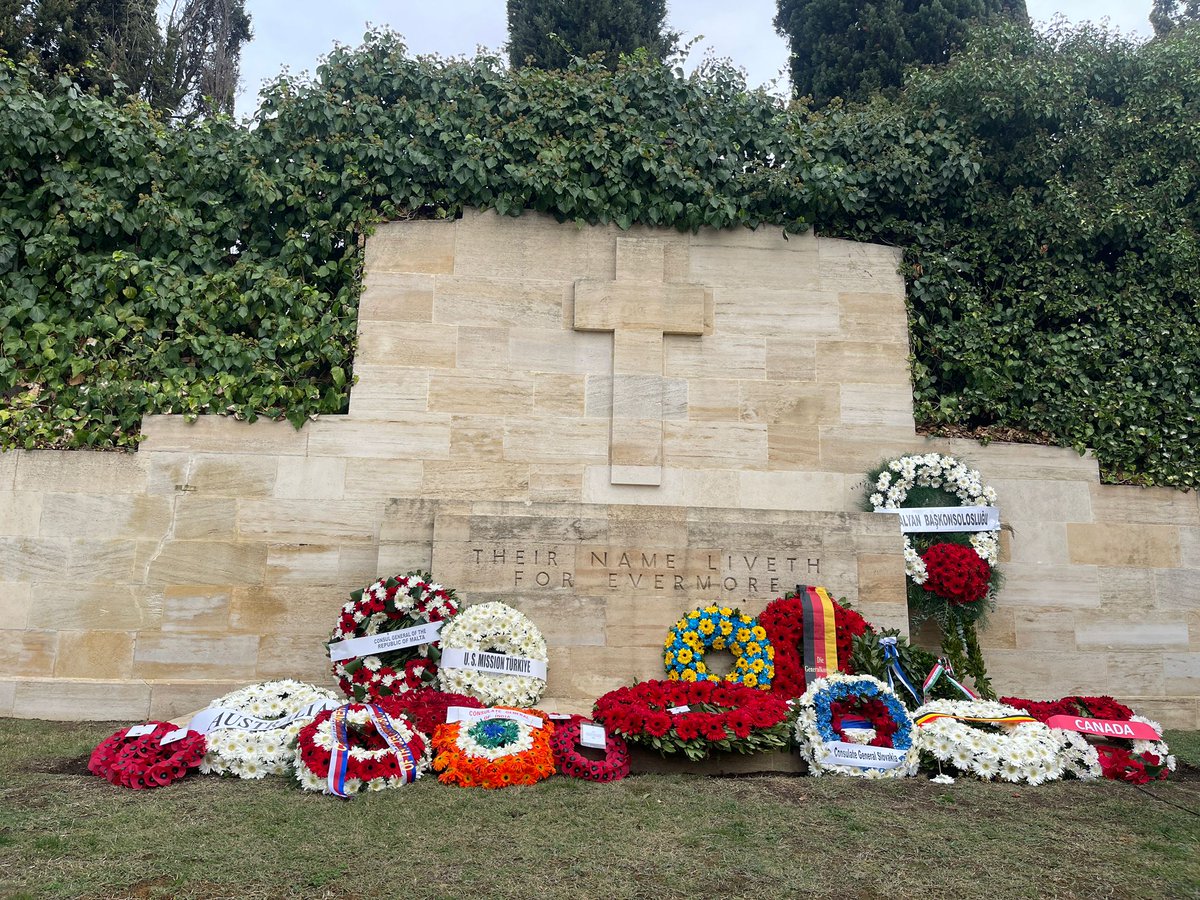 UKinTurkiye's tweet photo. +We marked the #ArmisticeDay on the 11th hour of the 11th day of the 11th month in Istanbul.

…In honourable memory of the sacrifices of those who gave their lives in service to their countries.

#LestWeForget https://t.co/HtdE0kd0GQ