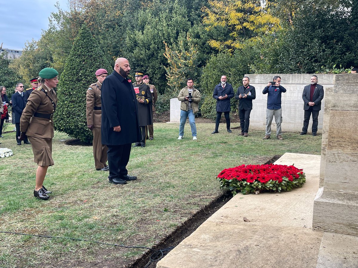 UKinTurkiye's tweet photo. +We marked the #ArmisticeDay on the 11th hour of the 11th day of the 11th month in Istanbul.

…In honourable memory of the sacrifices of those who gave their lives in service to their countries.

#LestWeForget https://t.co/HtdE0kd0GQ