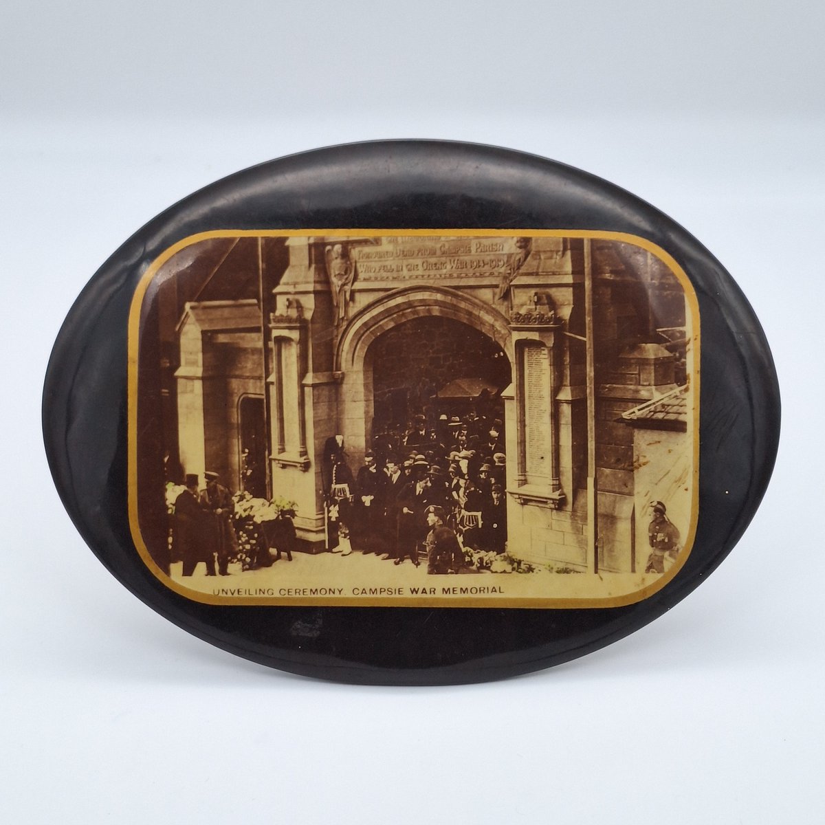 EDLC_Culture's tweet photo. The Campsie War Memorial was unveiled on Sunday the 29th April in 1923. This souvenir from the event was likely to have been on sale from Mathieson's Stationers in Lennoxtown shortly after.
#Lennoxtown #Campsie #MuseumObjectMonday #LocalStudies #LocalHistory #Remembrance https://t.co/AbykCNup7u