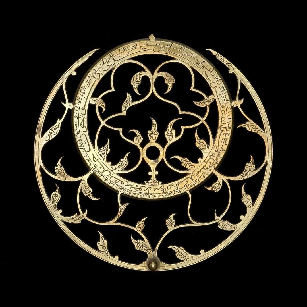 In the run up to <a href="/UNESCO/">UNESCO 🏛️ #Education #Sciences #Culture 🇺🇳</a> International Day of Islamic Art we’re working with @MultakaOxford volunteers to make an Islamic art trail.

Vegetal patterns are a key tenant of Islamic art and we're seeing them in many beautiful objects at the HSM. 

#IslamicArt #astrolabe #rete