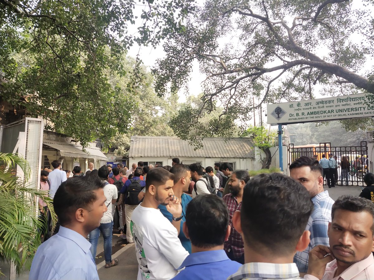krantikari_yuva's tweet photo. AUD Faculty Association and Students' organisation held a massive protest Kashmere Gate Campus against the wrongful termination of Prof. Salil and Prof. Asmita.

KYS DEMANDS THEIR IMMEDIATE REINSTATEMENT!
AUD VC RESIGN!

@AtishiAAP @ArvindKejriwal @AamAadmiParty https://t.co/85fGbRmpBQ
