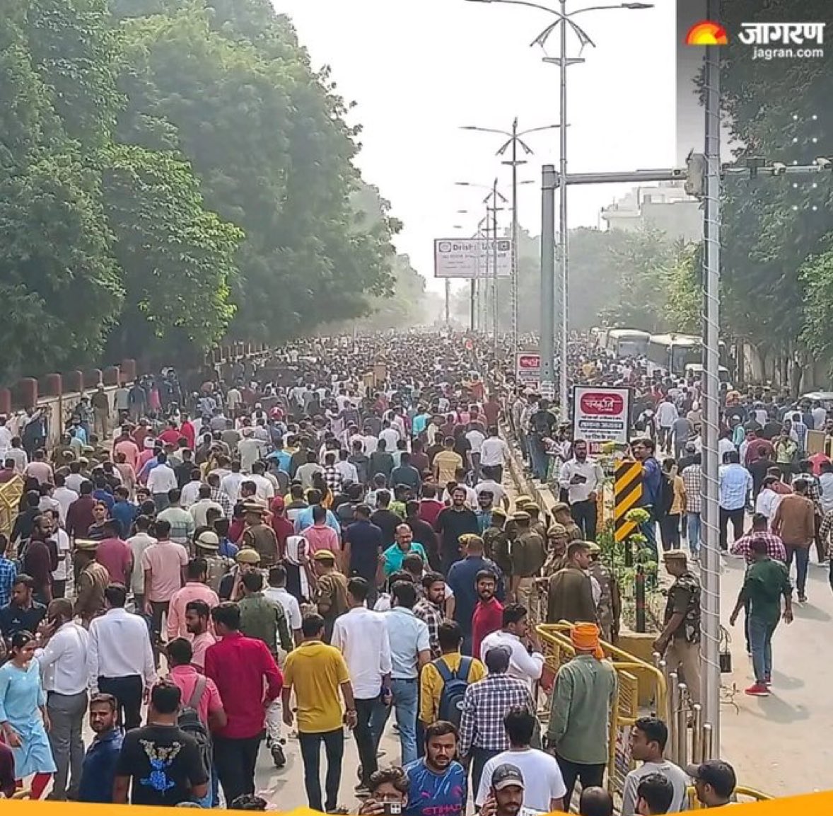 MSaurabh_Singh's tweet image. हक के हक़दारों के लिए कौन बोले 
रोज होते अत्याचारो  के लिए कौन बोले 
वो सब हक की बाते करते है यहाँ
मरते जीवन के अधिकारों के लिए कौन बोले ? #UPPSC_ROARO_ONESHIFT #uppsc_oneshift_onedayexam #no_normalization