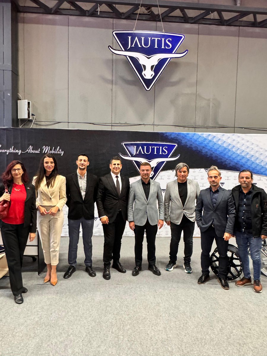 yildizdanyal's tweet photo. İnovasyon ve ar-genin en hızlı hayata geçirildiği sektör olan Otomotiv, kuşkusuz bütçesi, pazarı, etkileşimi ve oluşturduğu teknoloji gündemi ile dünyanın en etkin sektörü olarak hayatımızda yer almaya devam ediyor.

Uluslararası, ulusal veya yerel fark etmeksizin her alanda dikkatleri üstüne çeken otomobil ve otomotiv sektörüne, geçtiğimiz ay Van ilimiz ve Fuarın Organizasyonunda paydaş olarak Van Ticaret ve Sanayi Odamız, bölgenin en önemli fuarlarından biri olan “AutoVan” Otomotiv Fuarı’na ev sahipliği yaptı.

Hem Jautis, AutoClub ve Krytex Markalarımızı
hem TOBFED federasyonumuzu hem de Van TSO Otomotiv Grubumuz adına temsilen katılım sağladığım fuarımızda çok önemli kazanımlar elde ettik.

Yaklaşık 40.000 kişilik ziyaretçi rekoru ile önemini ortaya koyan fuarımızda, çok kıymetli konukları ağırlamak suretiyle hem önemli etkinlikler gerçekleştirdik hem de bir sonraki fuarın içeriği için taslak görüşmeler sağladık.

Vizyonu ve yeniliğe açık profili, gençlere olan destek ve mentörlüğü ile  VAN TSO @vantsokurumsal  Yönetim Kurulu Başkanımız Sn. @NecdetTakva  bu fuarın oluşması, yasal izinlerin alınması, fuar takvimine alınması, tanıtım ve medya desteği  konusunda  çok değerli katkılar sundu ve bu fuarın düzenlenmesi konusunda öncü rol aldı.

Fuarın açılışında yer alan TOBFED @tobfedorg  Başkanımız Sn. @bakirtasserkan  , Otomotivin hayatımızdaki yerini ve önemini konu alan konuşmaları, sektörün ihtiyaç duyduğu istihdam sorununu ve buna çözüm önerilerini dile getirmeleri, bir takım ziyaretler ve Van TSO ile ortak düzenlenecek olan TOBFED Akademi işbirliği protokolünün de lansmanın yapılması gibi çok kıymetli katkılar sundular.TOBFED Genel Sekreterimiz Sn. @HaleKuyucu   da tüm zerafeti ve bilgi birikimleri ile ziyaretler boyunca çok değerki katkılar sundular.

AutoClub (@AutoClubTR ) GM Sn. @turgutyuksekdag , fuarın açılışının yanı sıra işbirliği yaptığımız AutoClub Van istasyonu olan @jautiscar  mağazasının açılışını yapması,Kafa Radyo’da yer alan “Otomobil Adamlar” radyo programında fuara geniş yer ayırması, katılımcılar ile yüzyüze tanışma fırsatı sunması ve etkinlikte yer alan Panel konuşmacısı olmasıyla AutoVan fuarına çok değerli katkılar sundular. 

@TEHAD_TR  Başkanı ve Otomotiv Gazetecisi Sn. @Berkan_Bayram  , Turgut Yüksekdağ ile beraber fuarda düzenlediğimiz Panel’de günümüzün trend otomobil karşılaştırması olan “Geleneksel Otomobil ve Otomobilde Şimdinin Teknolojisi: Elektrik” başlığında Elektrikli ve Hibrit araçların günümüzde geldiği noktalara dikkat çekerek çok önemli katkı sundular.

Fuar boyunca programlara eşlik eden, Panel’de moderatörlük yapan ve ziyaretçiler ile yüzyüze tanışma fırsatı sunan Otomotiv Medyası’nın moda yüzü @pelinerbill  de fuarımıza çok değerli katkılar sundular.

@atlantikfuar  ’ın düzenlediği ve Van TSO olarak içerik paydaşı olduğumuz fuarımıza iştirak ederek değerli katkılar sunan tüm konuklara,katılımcı firmalara ve ziyaretçilere çok teşekkür ederiz.

#autovan
#otomobilfuarı
#tobfed
#vantso
#jautis
#autoclub
#tehad
