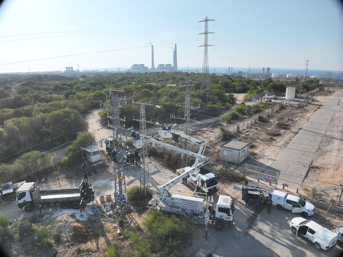 ממשיכים לחזק את תשתיות החשמל בעוטף עזה

גם בימים מאתגרים אלה, אנחנו ממשיכים לפעול כדי להבטיח אספקת חשמל רציפה ואמינה לתושבי עוטף עזה

הוספנו קו חשמל חדש שיגבה את הקווים הקיימים - כך שאם חלילה ייפגע קו אחד, יהיה מענה חלופי מיידי
 
את העבודה המורכבת ביצעו  60 עובדי חברת חשמל