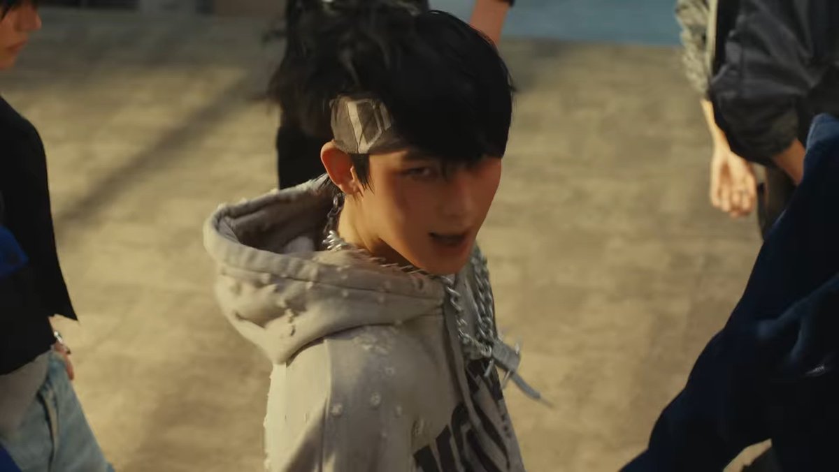 ksnpics's tweet photo. KIM SUNOO BANDANA OHMYGOD 😣 https://t.co/fSvQckHz0m