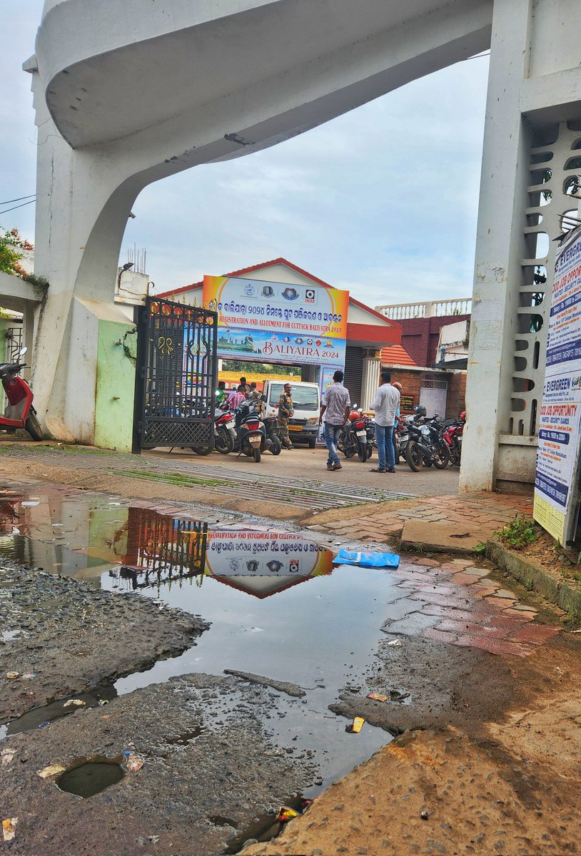 Debasis_devs's tweet image. ବିଶ୍ଵ ସ୍ତରୀୟ ବାଲିଯାତ୍ରା ରେ ଜାଗା ପାଇଁ ନିଲାମ ଯୋଉଠି ହଉଚି ଏବଂ ଗୋଟେ ଅନ୍ତର୍ଜାତୀୟ ଷ୍ଟାଡିୟମ୍ ସାମ୍ନାରେ ଏତେ ବଡ ନାଳ ଯୋଜନା କିଏ କରିଛି ? ଗନ୍ଧ ରେ ନାକ ଫାଟି ଯାଉଚି । 
କଟକ ଲୋକ ତ ସବୁ ଜାଣିଛନ୍ତି କିନ୍ତୁ ବାହାର ଲୋକ କଣ ଭାବୁଥିବେ ?
ତୁରନ୍ତ ସମାଧାନ ନିତ୍ୟାନ୍ତ ଆବଶ୍ୟକ । 
@CMCCuttack @SSingh_odisha @sofiafirdous1