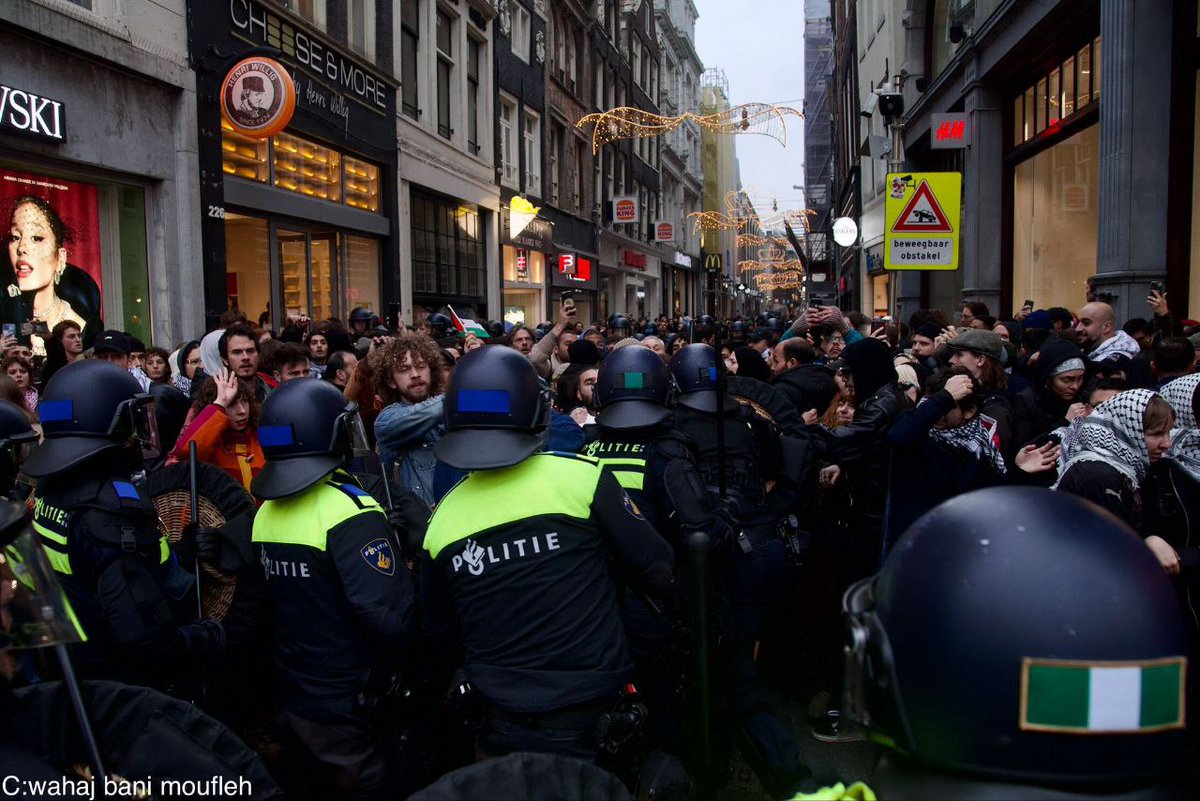 skadefronZ's tweet photo. Dutch police crack down on a pro-Palestine demonstration in Amsterdam, arresting several activists. #Palestine #Amsterdam #Protest #Israel https://t.co/Ke437Zl0h7