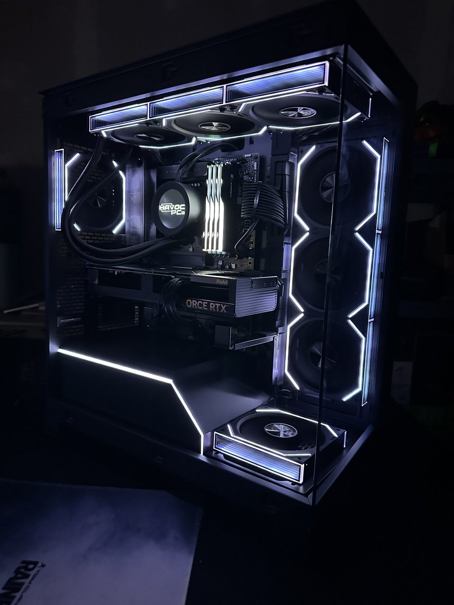 The <a href="/PhanteksUSA/">Phanteks</a>  NV5 case with the right kind of fans makes even the most simplest build shine!!!