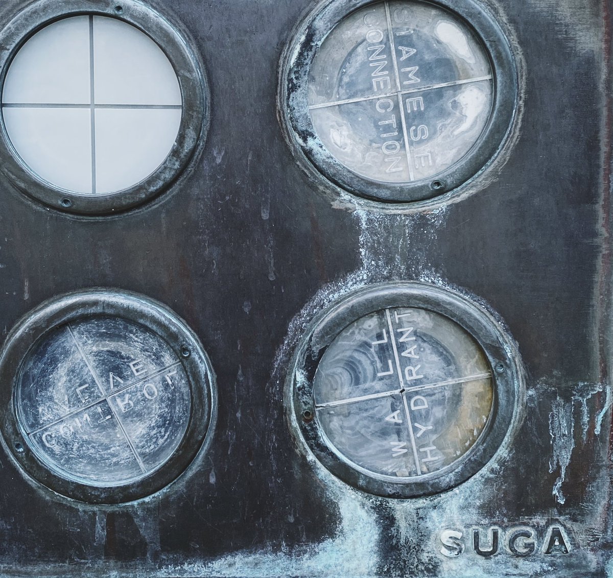 undersoon's tweet image. ワタクシの送水口の先生が撮ってた輸出繊維会館の送水口。この辺に中途半端に古い送水口が残ってるのはビルを建て直す体力のない昭和な会社が集まってるからなのかと。
#送水口