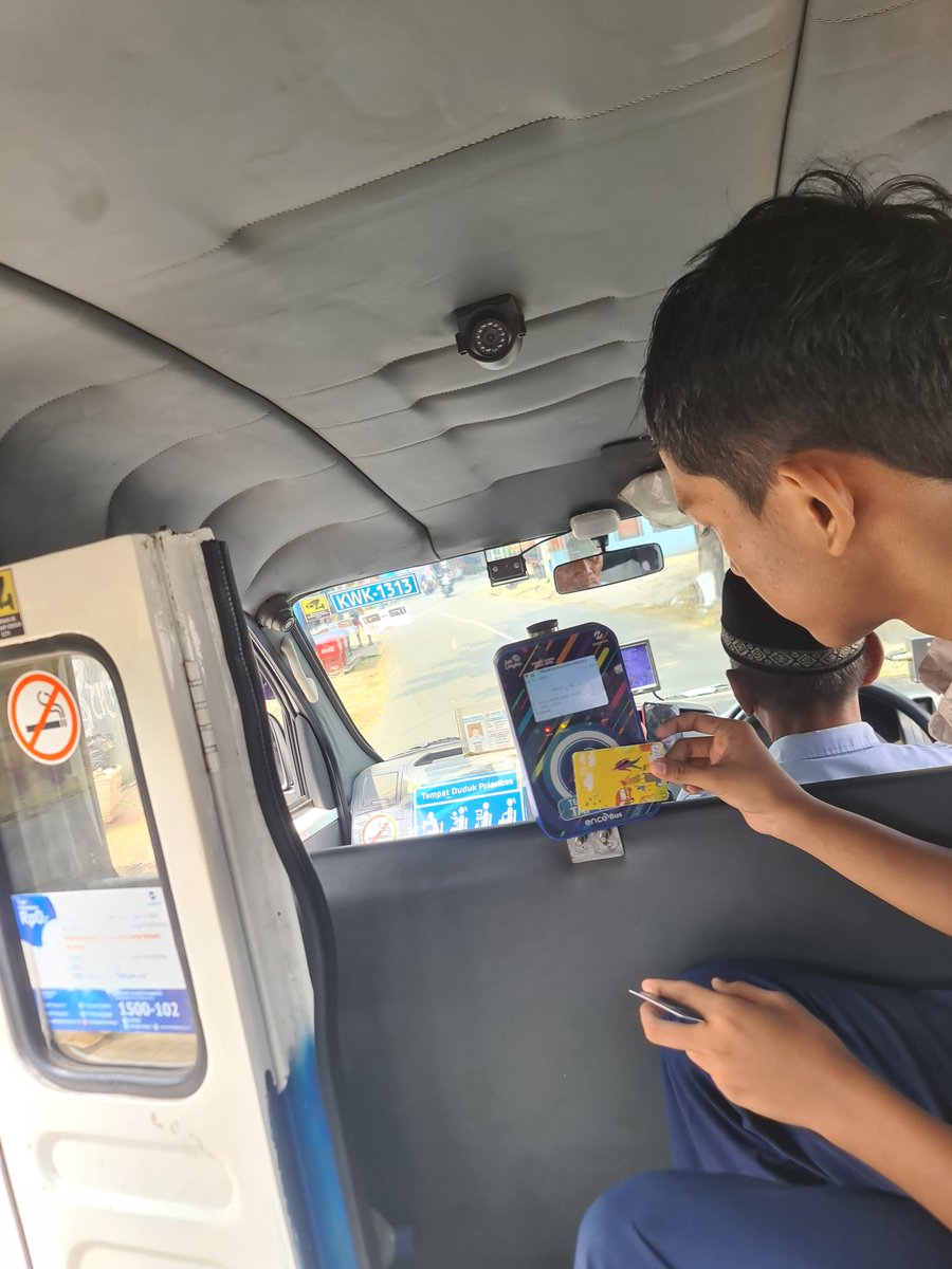 shlsvr16_'s tweet photo. @PT_Transjakarta Min tolong tindak driver mobil kwk- 1313 jam kejadian 11.50 di kembangan driver main hp, mau langsung gas pada saat mau naik ini ada ibu bawa bayi lohh dan bawanya ngebut ugal ugalan https://t.co/VBsJsHsjc3