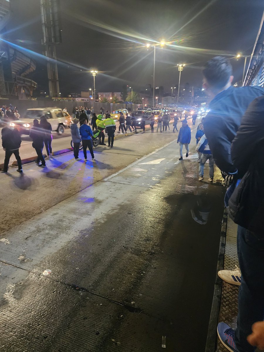 Mundo MILLOS (@mundomillos) on Twitter photo Desde Mundo Millos hacemos un llamado a que <a href="/TransMilenio/">TransMilenio</a> y <a href="/CarlosFGalan/">Carlos F. Galán</a> reanuden las operaciones,miles de personas intentan llegar a sus casas a esta hora y los buses no pasan por las estaciones cercanas al estadio. Además, les cobraron el pasaje y siguen esperando el servicio Desde Mundo Millos hacemos un llamado a que <a href="/TransMilenio/">TransMilenio</a> y <a href="/CarlosFGalan/">Carlos F. Galán</a> reanuden las operaciones,miles de personas intentan llegar a sus casas a esta hora y los buses no pasan por las estaciones cercanas al estadio. Además, les cobraron el pasaje y siguen esperando el servicio