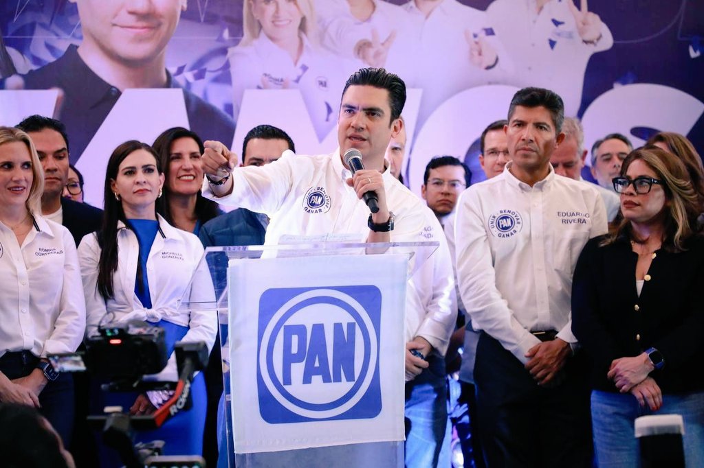Informe_Mex's tweet photo. @JorgeRoHe  gana la dirigencia del partido @AccionNacional  con una gran  participación de su militancia.
Ahora la reconstrucción del mismo y  buscar nuevamente recuperar su identidad ideológica que heredó  #Gomezmorin como verdadera oposición. https://t.co/Y4w2dvb7EZ
