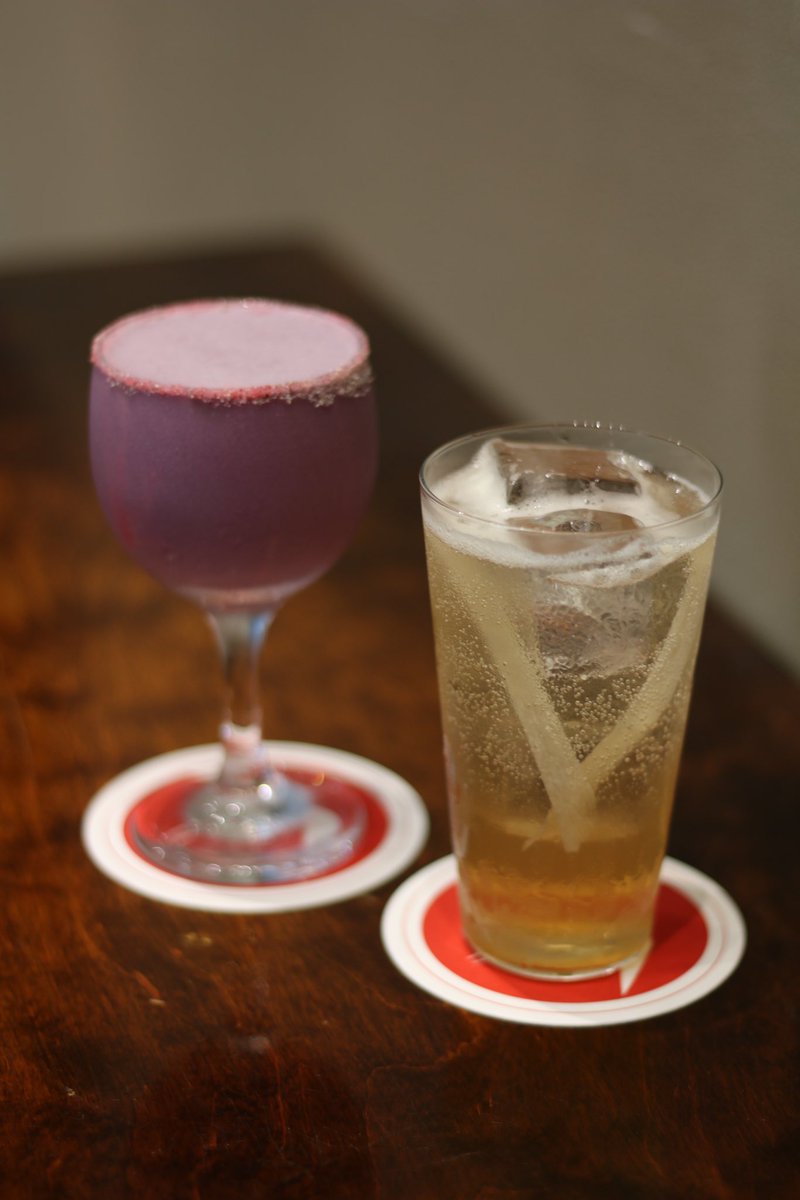 fuglenfukuoka's tweet photo. シーズナルカクテルが出ました🍸

〈Purple Pudding〉
秋らしい紫芋の味わいとダークラムの香りがマッチした、滑らかな質感のスイーツカクテルです。

〈Tree and Root〉
林檎の果実味や牛蒡とスターアニスの"香り"が楽しめるロングカクテルです。 https://t.co/vi6Lx7jXum