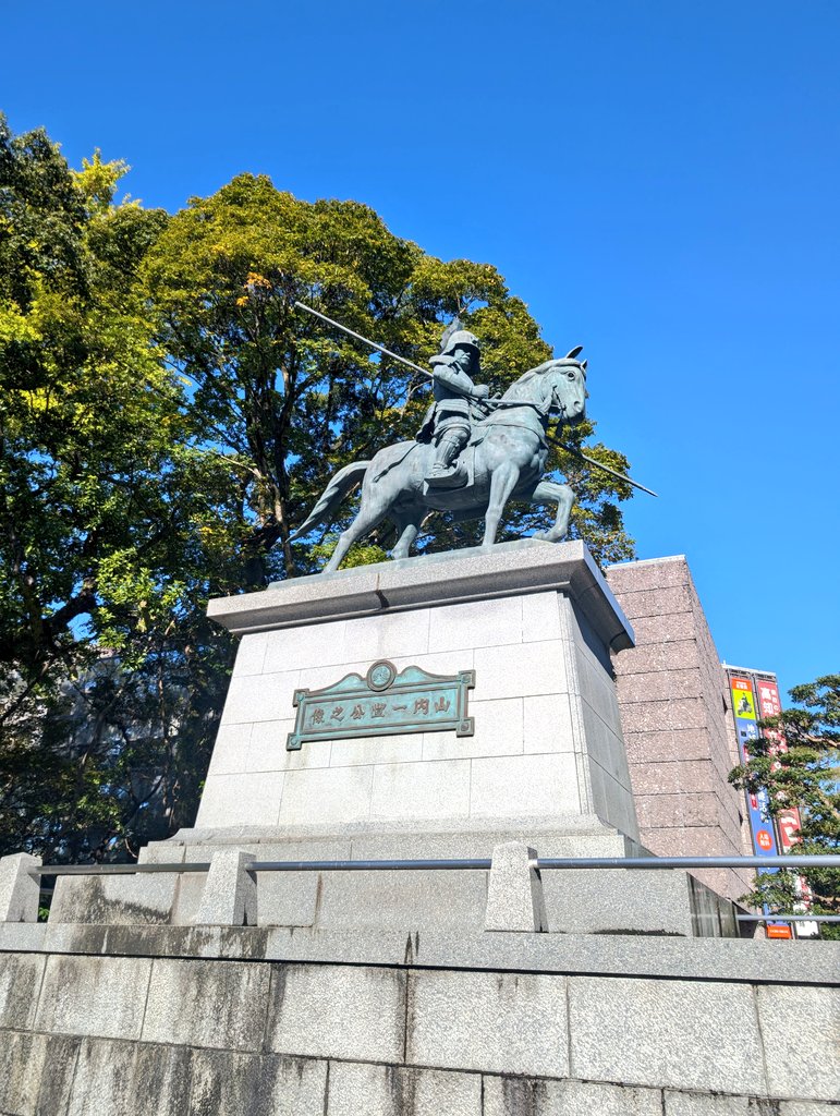 irie2102or's tweet photo. 高知城！
山内一豊公を堪能できました✨
狭間がまじで可愛すぎるよ🤦🤦🤦 https://t.co/8RZH5L0SUm
