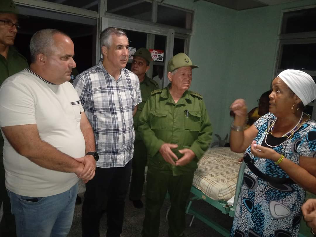 JLBrocheLorenzo's tweet photo. Estamos en #Pilón acompañando al General de División Ramón Pando Guerra, Jefe del Estado Mayor Nacional de la Defensa Civil y @EdMartDiaz, @YudelkisOrtizB y @YanetsyTerry. 
#SismoPilón https://t.co/MPEdPeGSSh