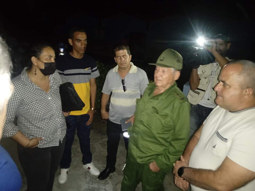 Estamos en #Pilón acompañando al General de División Ramón Pando Guerra, Jefe del Estado Mayor Nacional de la Defensa Civil y <a href="/EdMartDiaz/">Eduardo Martínez Díaz</a>, <a href="/YudelkisOrtizB/">Yudelkis Ortiz Barceló</a> y <a href="/YanetsyTerry/">Yanetsy Terry Gutiérrez</a>. 
#SismoPilón