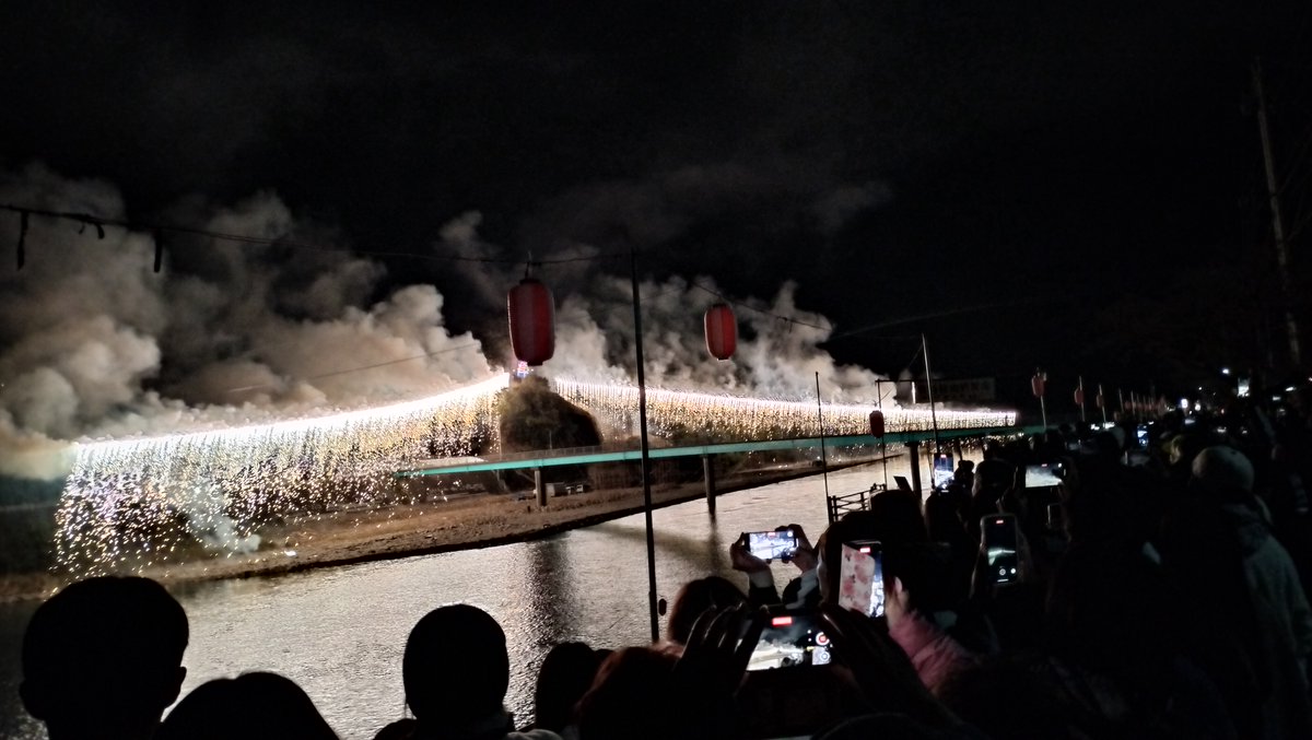 ishiiTomoni's tweet photo. 先日の高梁市成羽町の花火。大銀滝という仕掛花火が珍しかったです。 https://t.co/HRcDeF53kh
