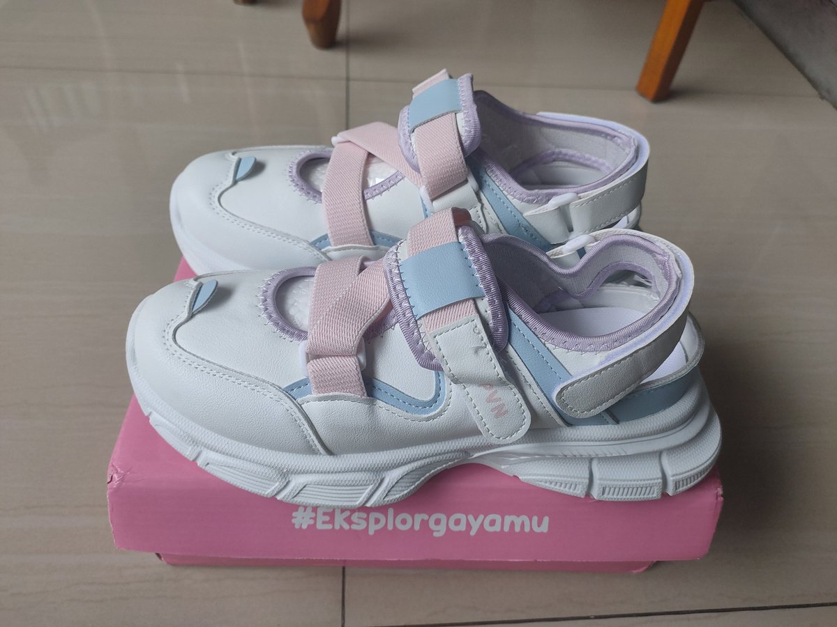 yooarrayzi's tweet photo. Halo, aku mau jual sepatu sneakers PVN Ruka ukuran 39. Alasan dijual karena kegedean, baru banget dateng hari ini

(+) Dus lengkap
(+) Belum pernah di pake sama sekali (baru dicoba aja)
(+) Insole empuk, ga sakit pas dipake

Harga 115k free ongkir 10k
Harga asli 136k

📍Jakarta https://t.co/duFTskbolN