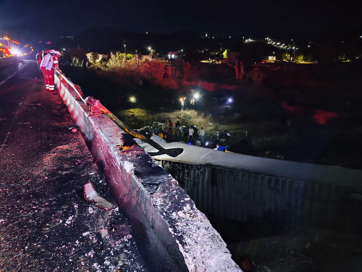 Se reporta un fuerte accidente en la Super Carretera Oaxaca - Cuacnopalan en su tramo Oaxaca - Huitzo, un trailer se fue al barranco, además otras dos unidades también participaron en los hecho. Por el momento la circulación fue cerrada ya que cuerpos de auxilio laboran en el