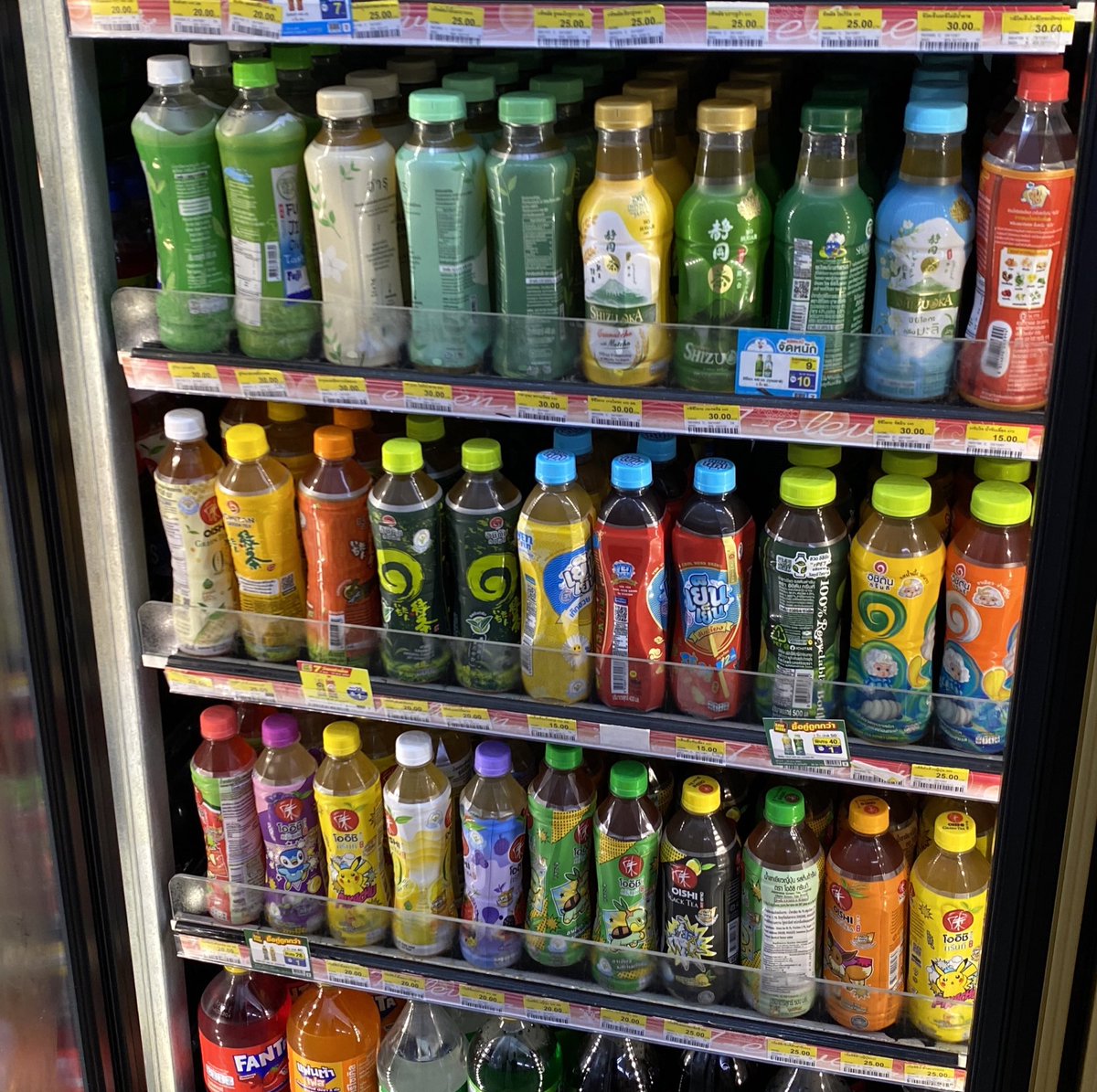 tonktidcu's tweet image. แชร์สำหรับสายดื่มชาเขียวตอนอ่านนสค่ะ ถ้าเลือกดูจากคาเฟอีน ( /100มล. )

ชิซึโอกะ 3.8 
ฟูจิ 7.5 
อิชิตัน 7.93 
ฮารุ 8.69

ที่มีคาเฟอีนมากสุดคือ โออิชิ ที่เราคุ้นเคยกันดี อยู่ที่ 10.30 เลยค่ะ

ส่วนใครเลือกจากความหอม สต.เราให้ฮารุ แต่ก็แล้วแต่ค.ชอบแต่ละคนเลยค่ะ🍵