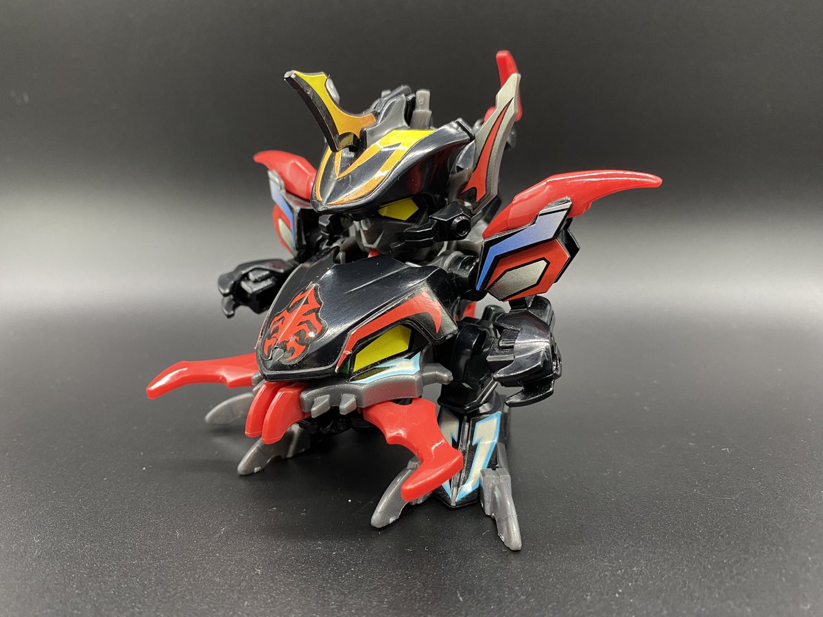 ビーダキャリバーのライバル？デビルトライデント。敵側のビーダ