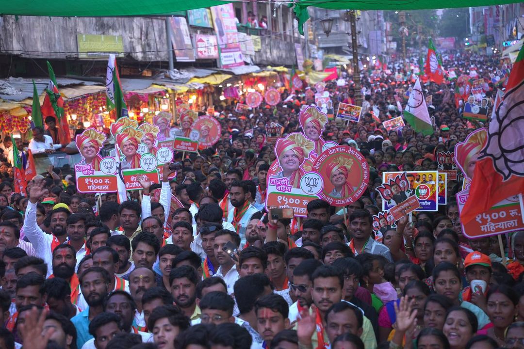 ranajagjitsinh1's tweet photo. नजर जाईल तिथपर्यंत अलोट जनसमुदाय.. तुळजापूरचा कायापालट हेच ध्येय...

प्रचंड जन समुदायाच्या साक्षीने महायुतीची जाहीर सभा संपन्न...

तुळजाभवानी देवीच्या तीर्थक्षेत्राचा कायापालट हेच आपले ध्येय आहे. जगदंबेच्या आशीर्वादाने मागील ५ वर्षांत तुळजापूर मतदारसंघाची सेवा करण्याचे भाग्य लाभले. तीर्थक्षेत्र तुळजापूर रेल्वेच्या राष्ट्रीय नकाशावर नोंदविता आले. जागतिक दर्जाचे धार्मिक पर्यटन तुळजापूर शहरात विकसित करण्यासाठी २,००० कोटी रूपयांचा विकास आराखडा अंतिम करण्यात आला आहे. रोजगार निर्मितीकडे आपले विशेष लक्ष आहे. तुळजापूरचा व जिल्ह्याचाही सर्वार्थाने कायापालट करण्यासाठी आपल्या सर्वांचे सहकार्य आणि सोबत महत्वपूर्ण आहे..  

रविवारी सायंकाळी ४ वाजता छत्रपती शिवाजी महाराज यांच्या पुतळ्यास पुष्पहार अर्पण करून सामूहिक अभिवादन करून आशीर्वाद यात्रेस प्रारंभ झाला. छत्रपती शिवाजी महाराज पुतळा ते भवानी रोड, महाद्वार रोड, कमान वेस गल्ली या प्रमुख मार्गावरून तुळजाभवानी मंदिरापर्यंत ही आशीर्वाद यात्रा काढण्यात आली. त्यानंतर आशिर्वाद यात्रेचे भव्य सभेत रूपांतर झाले.

तुळजाभवानी मंदिरासह परिसरात विकासकामे करून, पर्यटक व भाविकांच्या संख्येत दुपटीने वाढ होण्यासाठी आवश्यक ती विकासकामे सुरू करण्यात आली आहेत. त्यामुळे स्थानिक व्यापार्‍यांना आणखी पर्यायी व्यवसाय करून आपले उत्पन्न दुपटीने वाढविता येणार आहे. तुळजापूरकरांना विश्वासात घेऊनच सर्व विकासकामे करायची आहेत. ठाकरे सरकारने रेल्वे प्रकल्पासाठी एक रूपयाही दिला नाही, अडीच वर्षे काम थांबले होते. त्यासाठी आपण परिवहन मंत्र्यांवर हक्कभंग आणला. शेवटी ४५० कोटी रूपयांचा निधी महायुती सरकारनेच उपलब्ध करून दिला आणि रेल्वेमार्गाचे काम चालू झाले. 

केंद्र सरकारच्या प्रशाद योजनेसाठी तीर्थक्षेत्र तुळजापूरचा विकास आराखडा तत्कालीन महाविकास आघाडी सरकारने पाठवावा, यासाठी आपण पाठपुरावा केला होता. मात्र ठाकरे सरकारने ऐकले नाही. शेतकर्‍यांना कर्जमाफी, वीजबिल माफी महायुती सरकारनेच दिली. मुलींना मोफत उच्च शिक्षण दिले, लाडक्या बहिणींना महिन्याला १,५०० रूपये लाभाची योजना सुरू केली. 

त्यामुळे विरोधकांना अडीच वर्षात महायुती सरकारने काय केले, हे विचारण्याचा नैतिक अधिकार राहिला नाही. नळदुर्गला बसवसृष्टी उभारली जात आहे, तुळजापुरात अहिल्यादेवी होळकरांचे स्मारक, बौध्द विहार, शादीखान्याचे भूमिपूजन केले. हा फक्त विकासाचा ट्रेलर आहे. विकासाचा पिक्चर अजून बाकी आहे आणि त्यासाठी सर्वांची साथ व आशीर्वादाची गरज आहे.

#vidhansabha #BJP4India #BJP4Maharashtra 
#Mahayuti4Vidhansabha2024 #Dharashiv #Tuljapur #Mahayuti