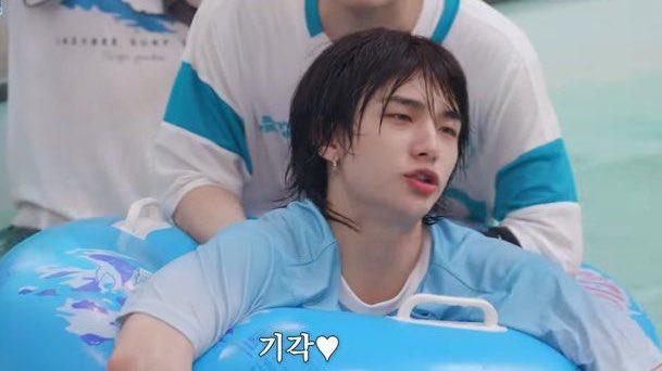 revehwangs's tweet image. he's silly and squishy 😞