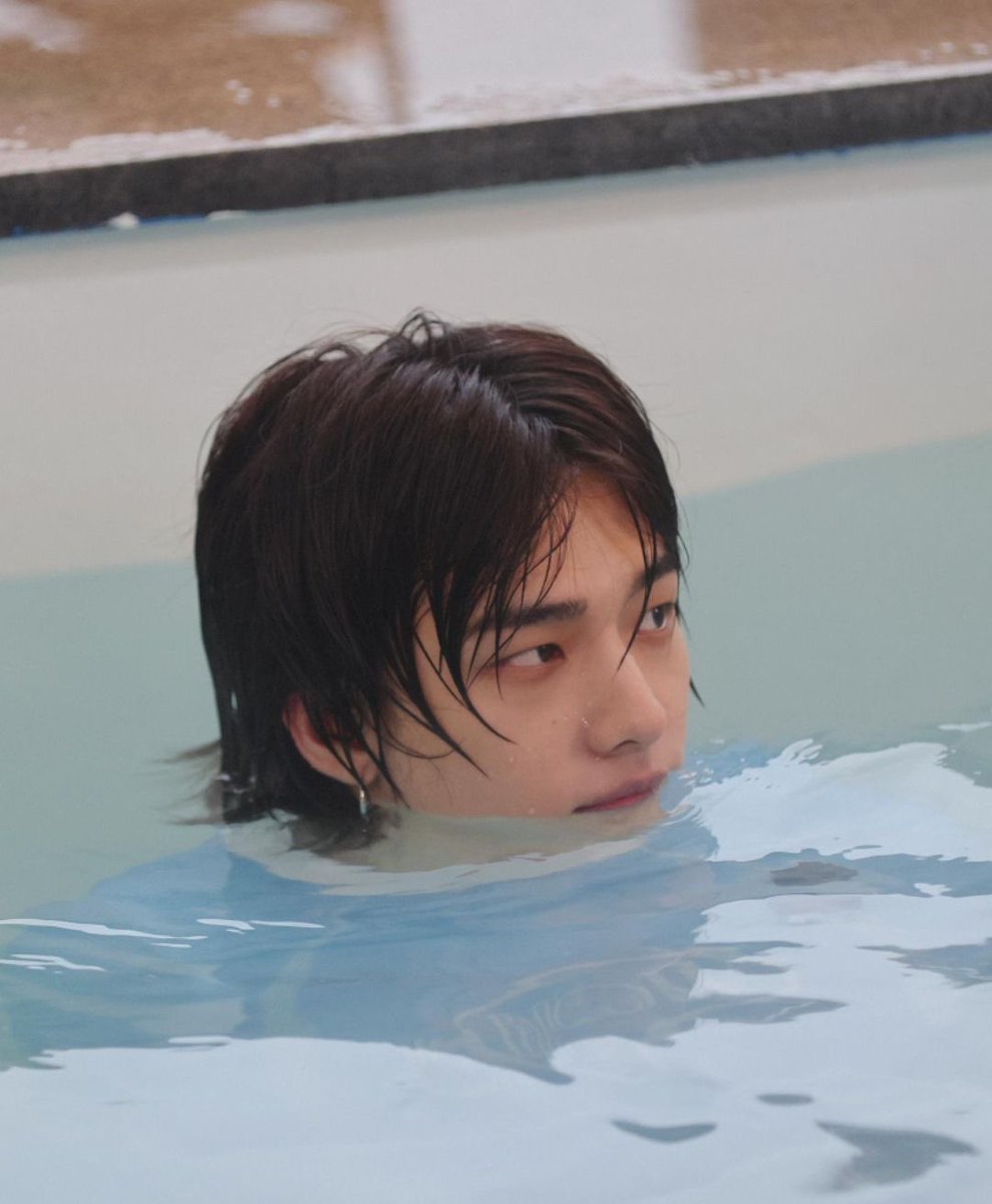 revehwangs's tweet image. he's silly and squishy 😞