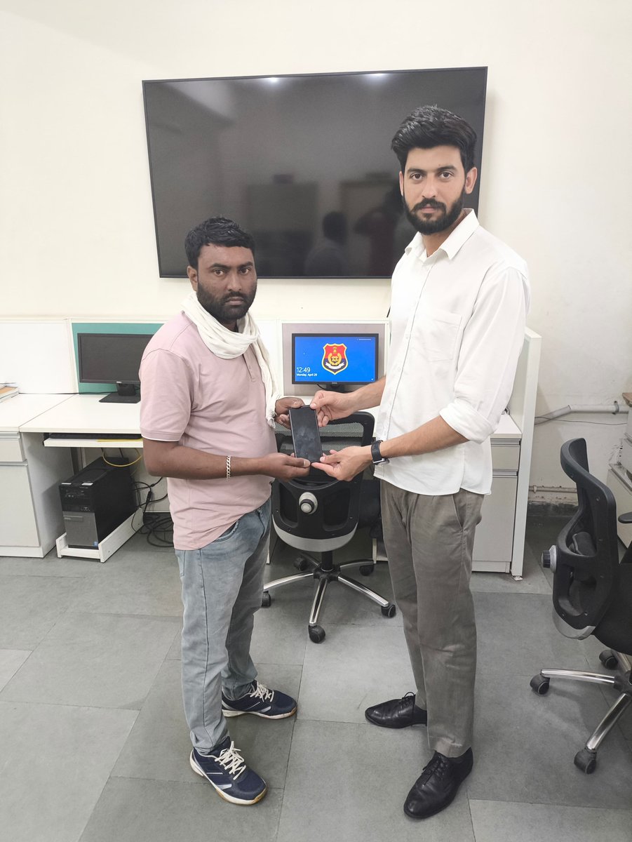JalandharRange's tweet photo. Cyber Investigation and Technical Support Unit, Jalandhar Range, Jalandhar successfully traced lost mobile phones and return to their rightful owners. #PPAlwaysAtYourService #LetsBringTheChange https://t.co/Opr5Kvsgj0