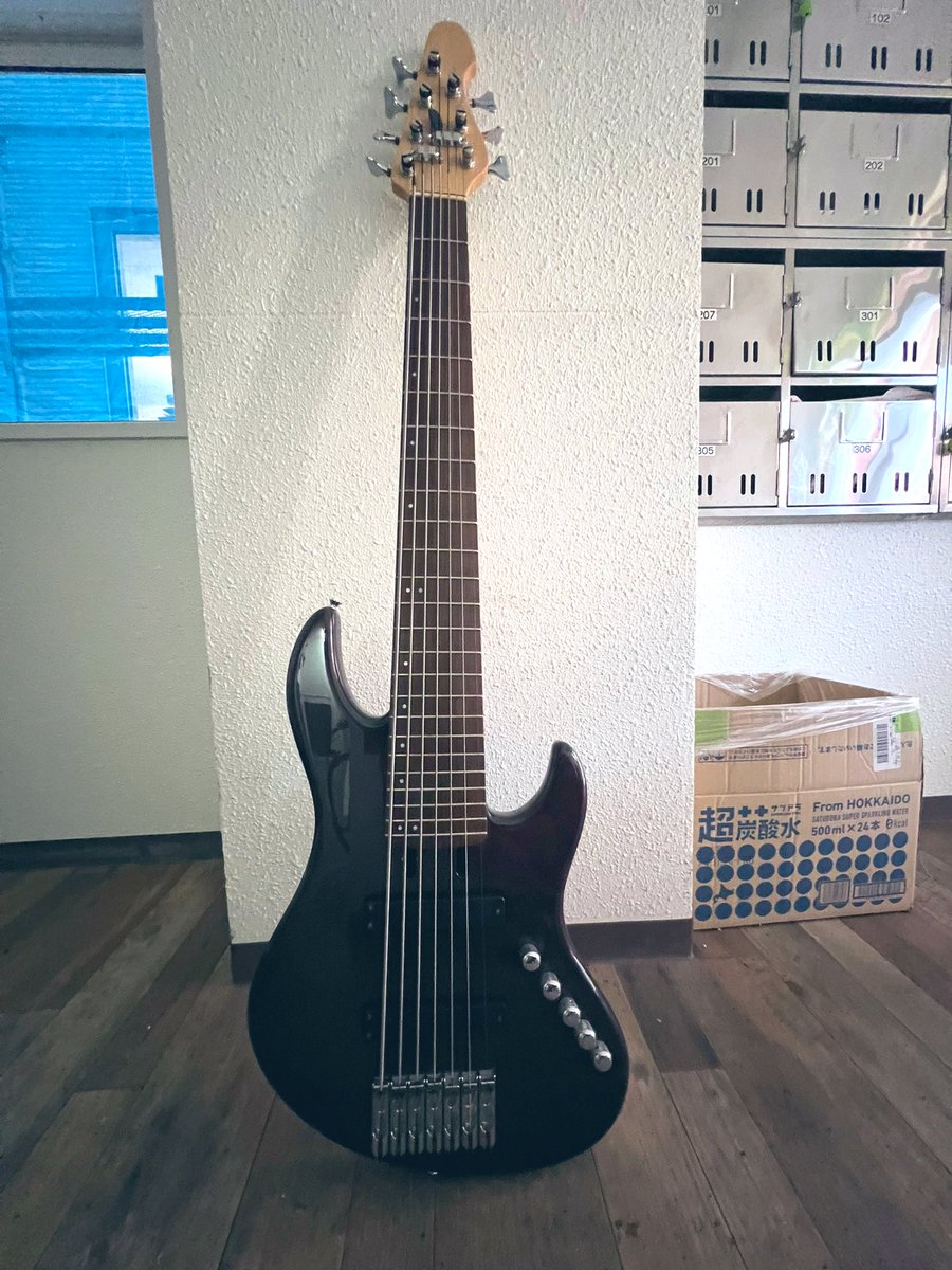 HommaKats's tweet photo. #11月11日はベースの日
新たなに購入したベースです🎸
広めのフレット幅なので手に馴染むよう集中的に鳴らしてます🔊
#7StringsBassProject
#7弦ベース
#7StringsBass
#7stBass
#LAKLAND工房製
#ESP工事組立
#11月11日
#ベースの日
#ベースの日2024
#ハードロックヘヴィメタルの日
#11月11日はハードロックヘヴィメタルの日
#ベースマガジン
#BassMagazine
#BassGuitarWorld
#BassPlayerUnited
@bassmagazinejp
@BassMagOnline
@BassGuitarWorld