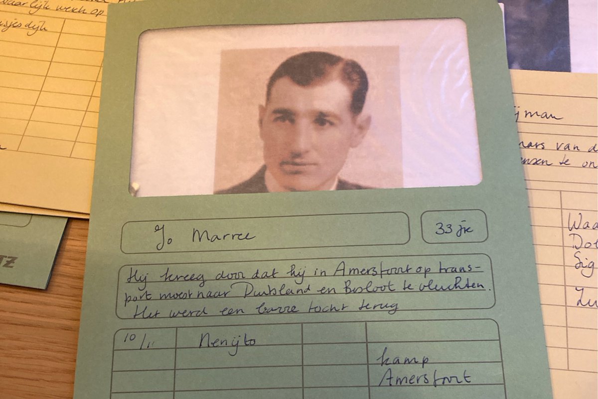 Vandaag is om 15:00u de kranslegging bij het Razzia-monument (Parkkade): razziamonument.nl/evenement/kran… 
Mijn vader werd ook gedeporteerd, maar vluchtte. Voor ‘t ‘Verhaal van mijn vader’ ga je naar de Expo ‘Stemmen van de Razzia’ in het Dokhuis of lees ‘t hier: bit.ly/40OBvMv